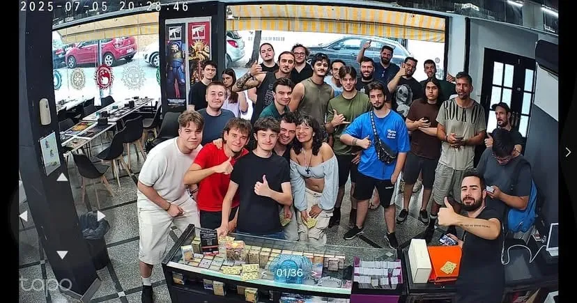 Grupo de clientes y jugadores reunidos en la tienda tras un torneo