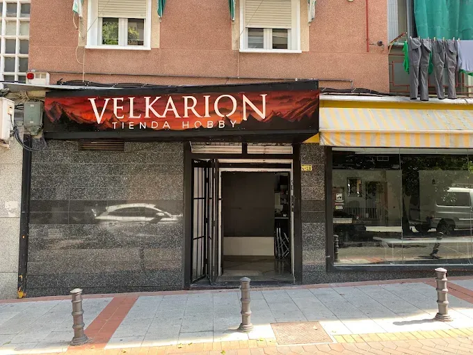Fachada y escaparate de la tienda Velkarion