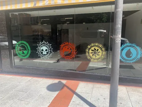 Escaparate con los símbolos de maná