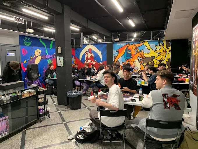 Zona de juego con murales de Pokémon pintados en la tienda
